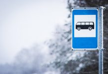 Ilmastikuolud on keerulised, koolibuss lõpetas kraavis