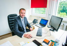 Kehtna põhikooli uus direktor on endine diplomaat Reigo Ginter