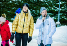 Saskia Alusalu jagas Raplas Jõe tänava uisuväljakul lastele uisunippe