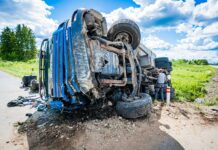 FOTOD: Teelt välja kaldunud veoauto lõpetas külili kraavis