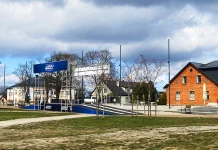 Rapla ralli jaoks seati keskvรคljakule รผles stardipoodium