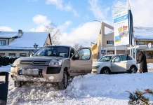 Rapla kesklinnas põrkasid kokku kaks autot