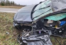 TÄIENDATUD: Veoauto sõitis rehvi purunemise ja kokkupõrke järel maja hoovi