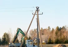 Liinid maha sõitnud veoauto põhjustas elektrikatkestuse ja kulupõlengu