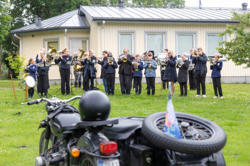 Hageri Rahvamaja õuel võttsi tuld vastu Kohila puhkpilliorkester