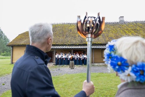 Hageri vennastekoguduse ees laulis segakoor Lambertus, esiplaanil koos tulega kuulamas Heiki Hepner ja Triin Matsalu