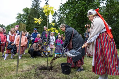 Iseoma laulu- ja tantsupeo nimelist tamme istutatsid kõik kohaletulnud tantsuõpetajad ja dirigendid. Pildile jäid Kehtna dirignedid Ea Hark ja Lea Karjane