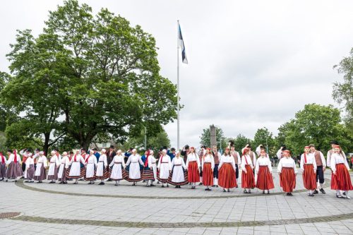 Kohilas rõõmustasid meid rahvatantsuga lausa 12 tantsurühma nii Kohila vallast kui naabrite juurest Harjumaalt. Juhendajateks Ulvi Mägi ja Mare Sarapuu