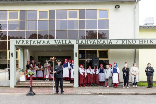 Märjama Rahvamaja ees valvas tuld Märjamaa Päästekomando meeskonna vanem Einar Klaos