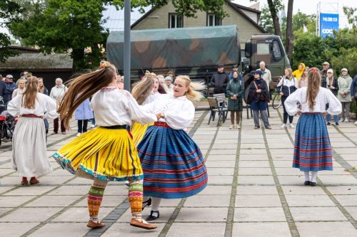 Rapla Keskväljakul tantsuti ja kaitseliidu auto juba ootas, et tulesaatjad viia Pakamäele piknikule