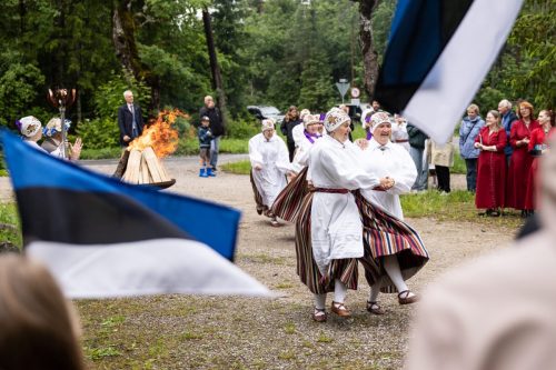 Varbola linnuse jalamil tantsisid Varbola Piigad